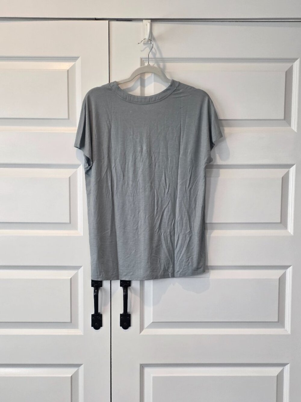NWT: Barefoot Dreams Malibu Collection Short Sleeve V-Neck Tee - Picture 4 of 6